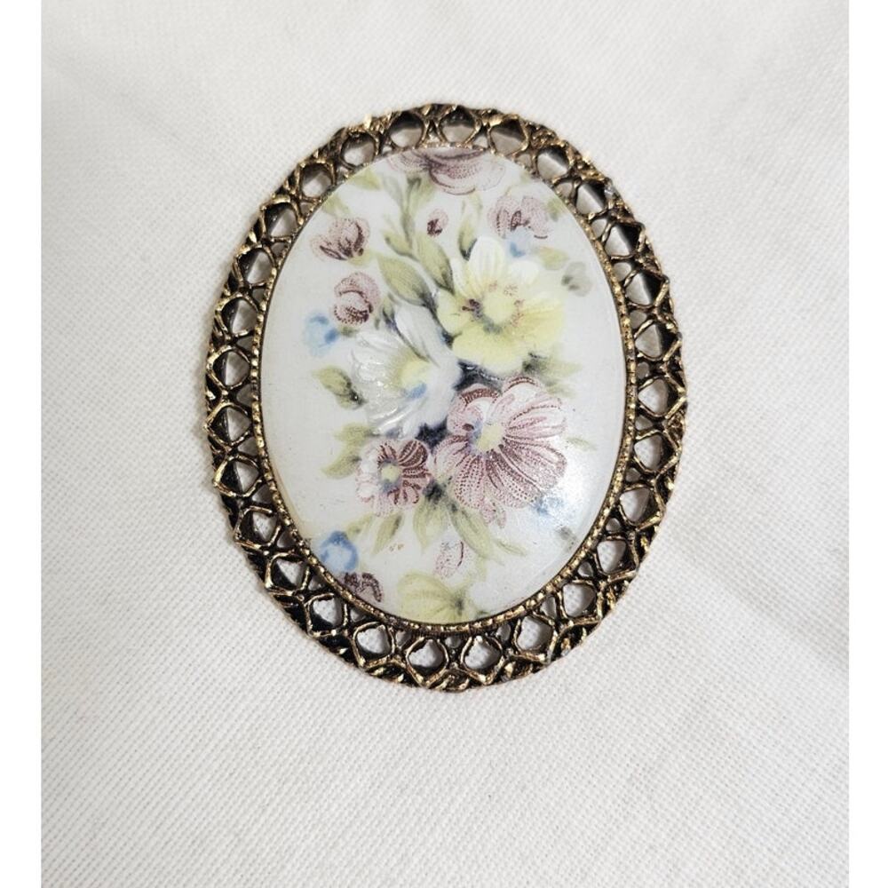Vintage Hand Painted on Porcelain Brooch Gold-tone Cameo Pastel Color Flowers